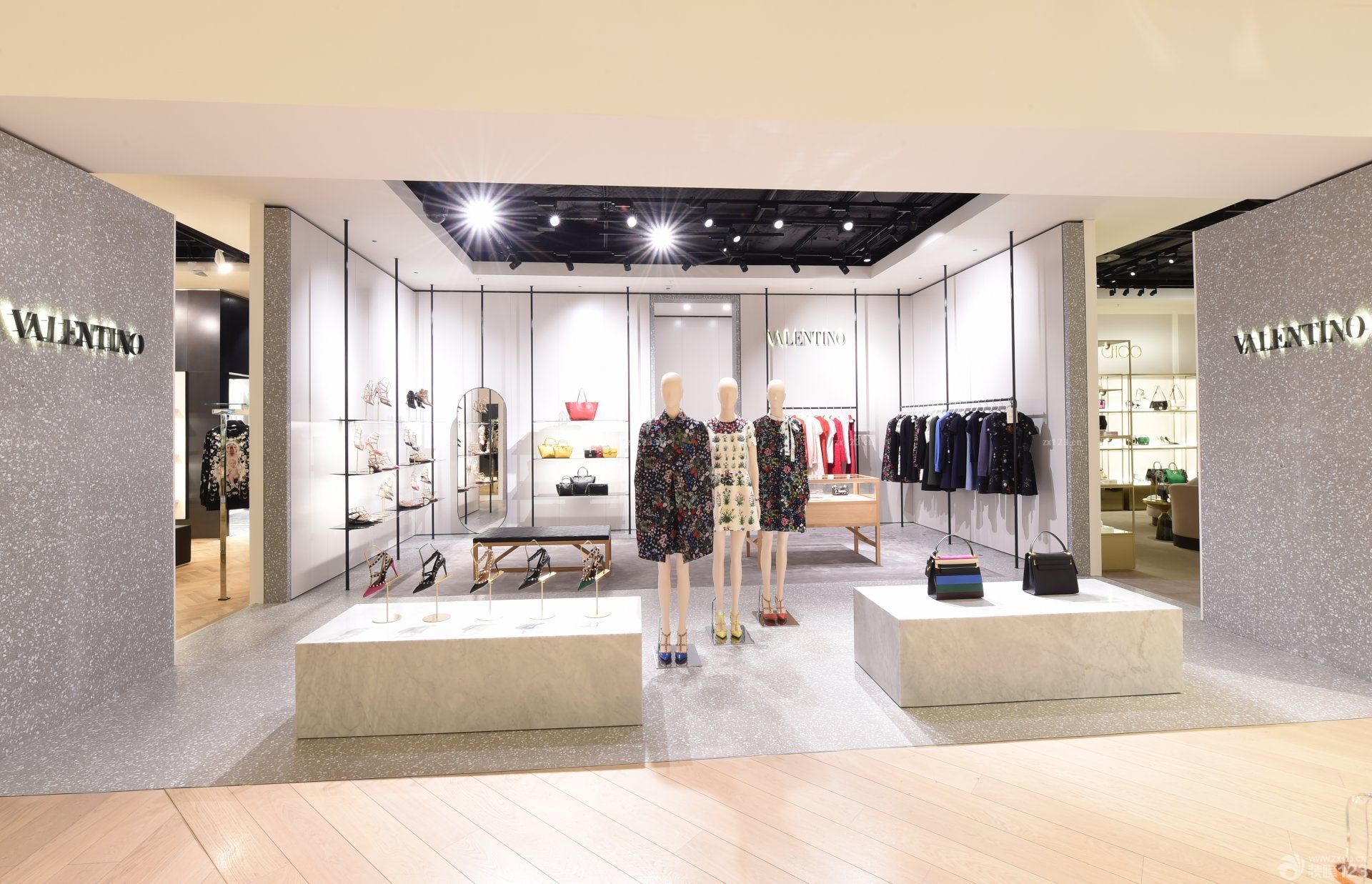 2025女鞋店简易鞋架装修效果图