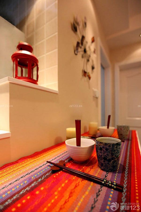 现代时尚婚房小餐桌装修效果