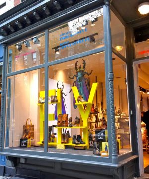 2025女鞋店橱窗设计装修效果图片