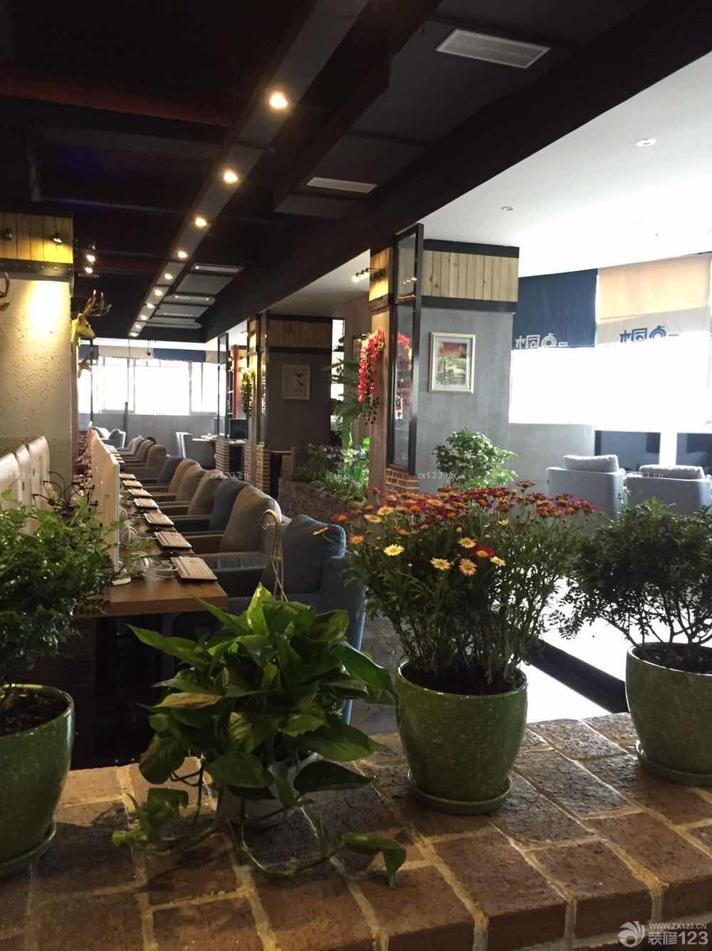 小型网吧室内电脑桌装修图片