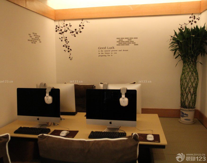 最新简约风格网吧包间装修实景图