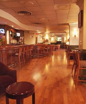 小型酒吧浅棕色木地板装修效果图