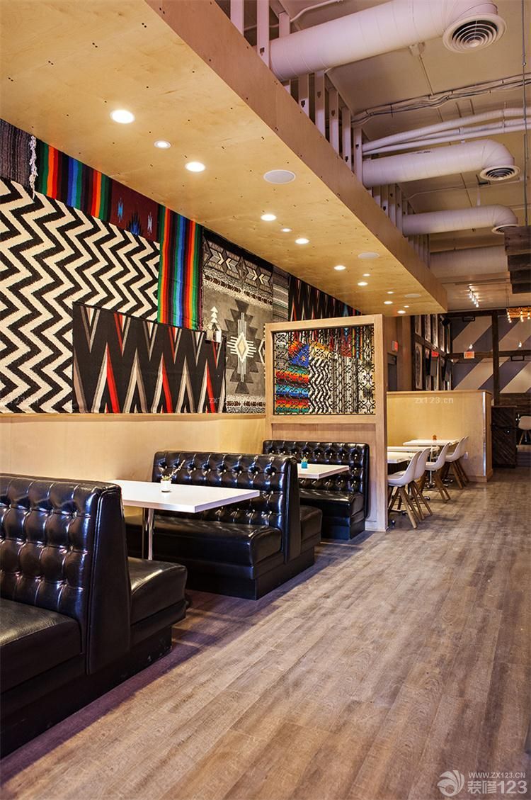 酒吧内部彩色壁纸装修效果图片