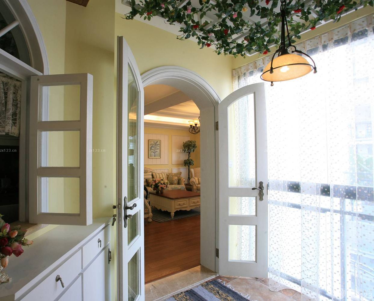 欧式别墅阳台拱形门洞效果图