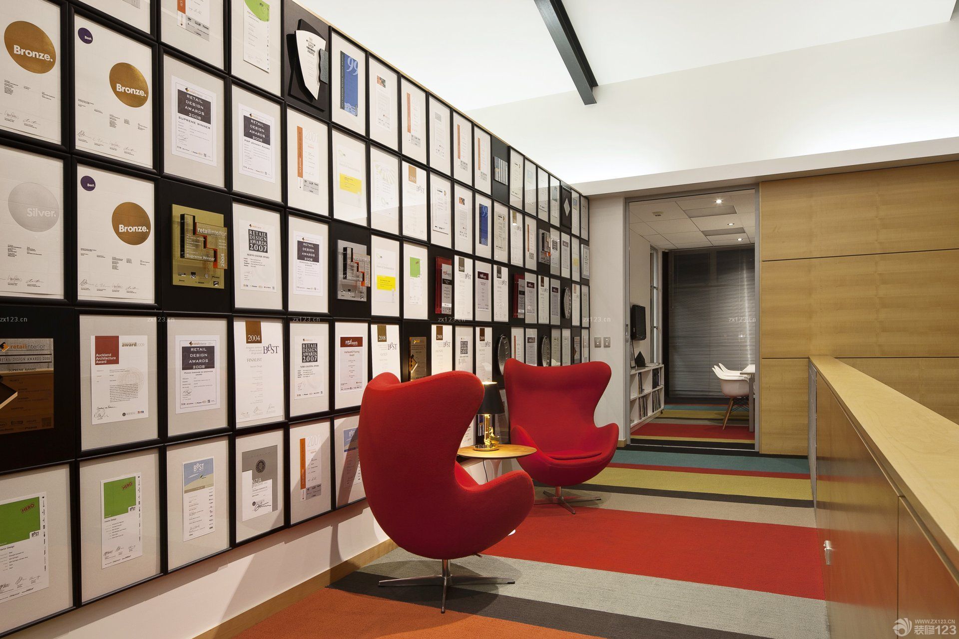 红色公司过道背景墙设计效果图片