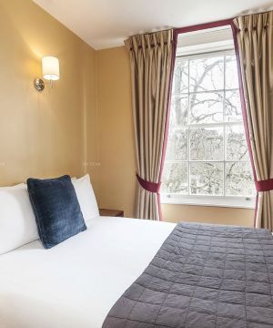 安置房60平方简装卧室黄色墙面装修效果图