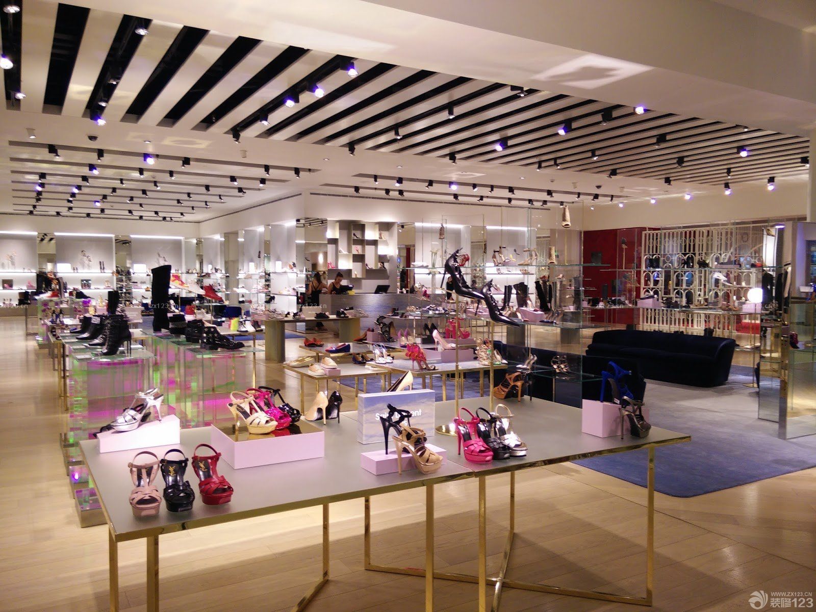 最新商场鞋柜效果图 商场鞋柜装修效果图2025款