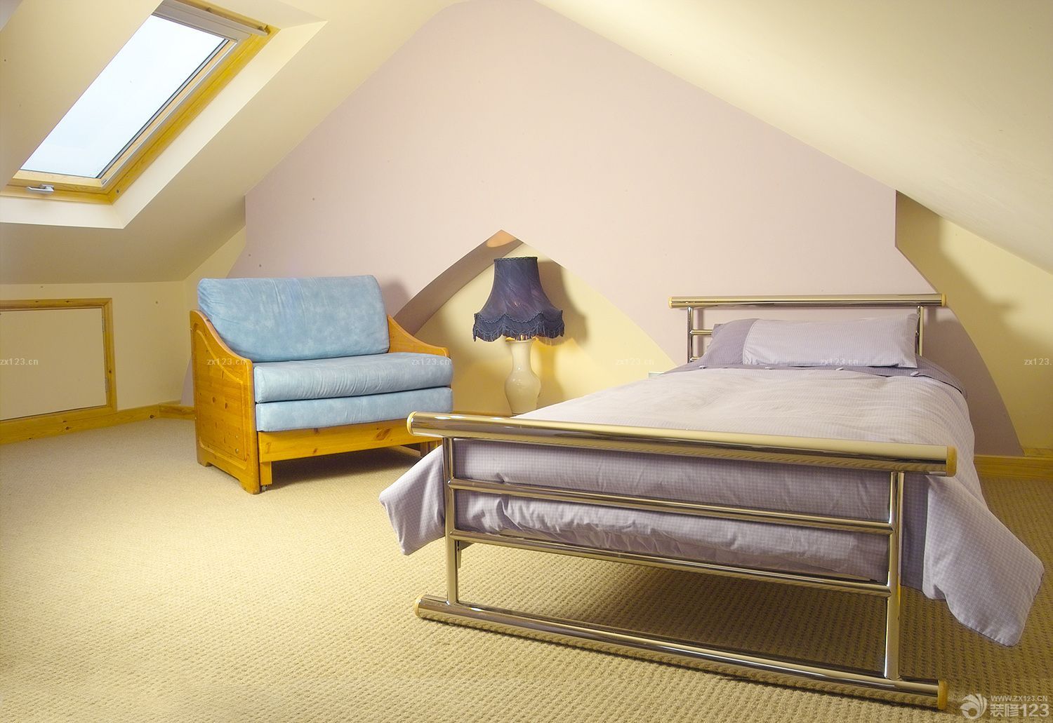 简单斜顶卧室装修效果图