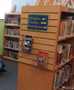 国外幼儿园图书室书柜装修效果图