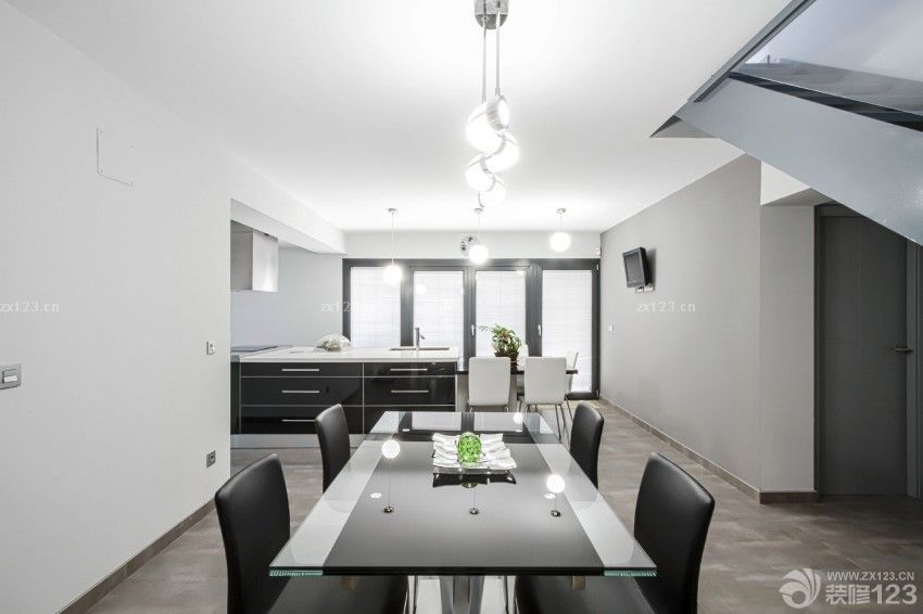 现代时尚玻璃餐桌装修效果图片