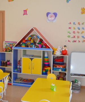 现代简约幼儿园室内置物架装修效果图片
