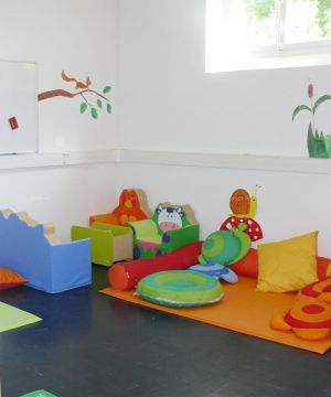 现代简约幼儿园室内白色墙面装修效果图片