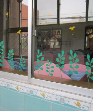 某幼儿园玻璃窗装饰画设计效果图片