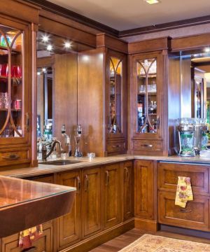 传统家庭酒吧设计实木橱柜装修效果图
