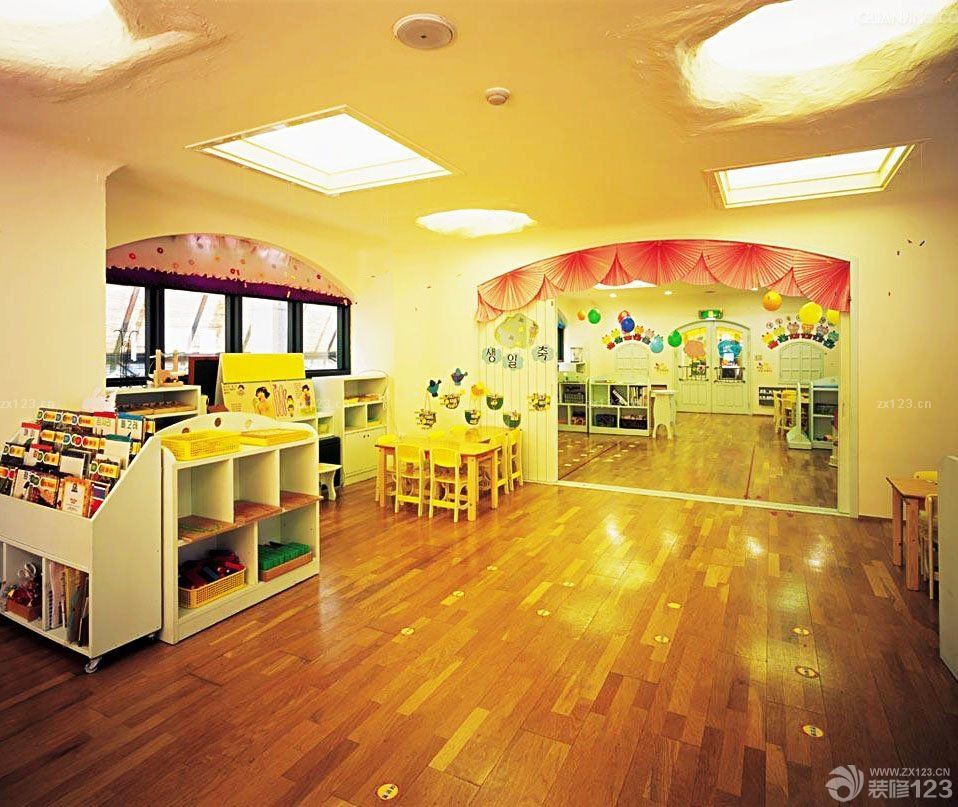 高端幼儿园室内深棕色木地板装修效果图片
