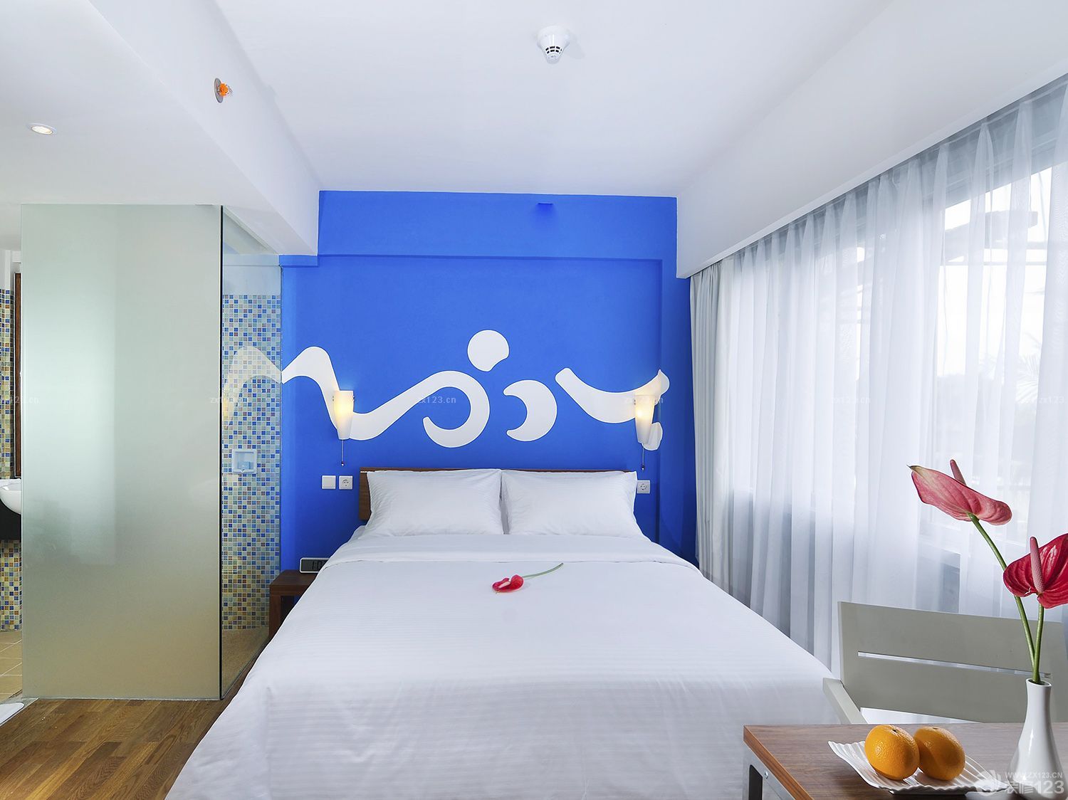 阳台改卧室床头背景墙装修效果图片