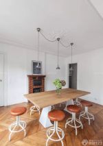 复式住宅餐厅餐桌摆放效果图