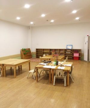 最新幼儿园教室浅色木地板装修设计图片