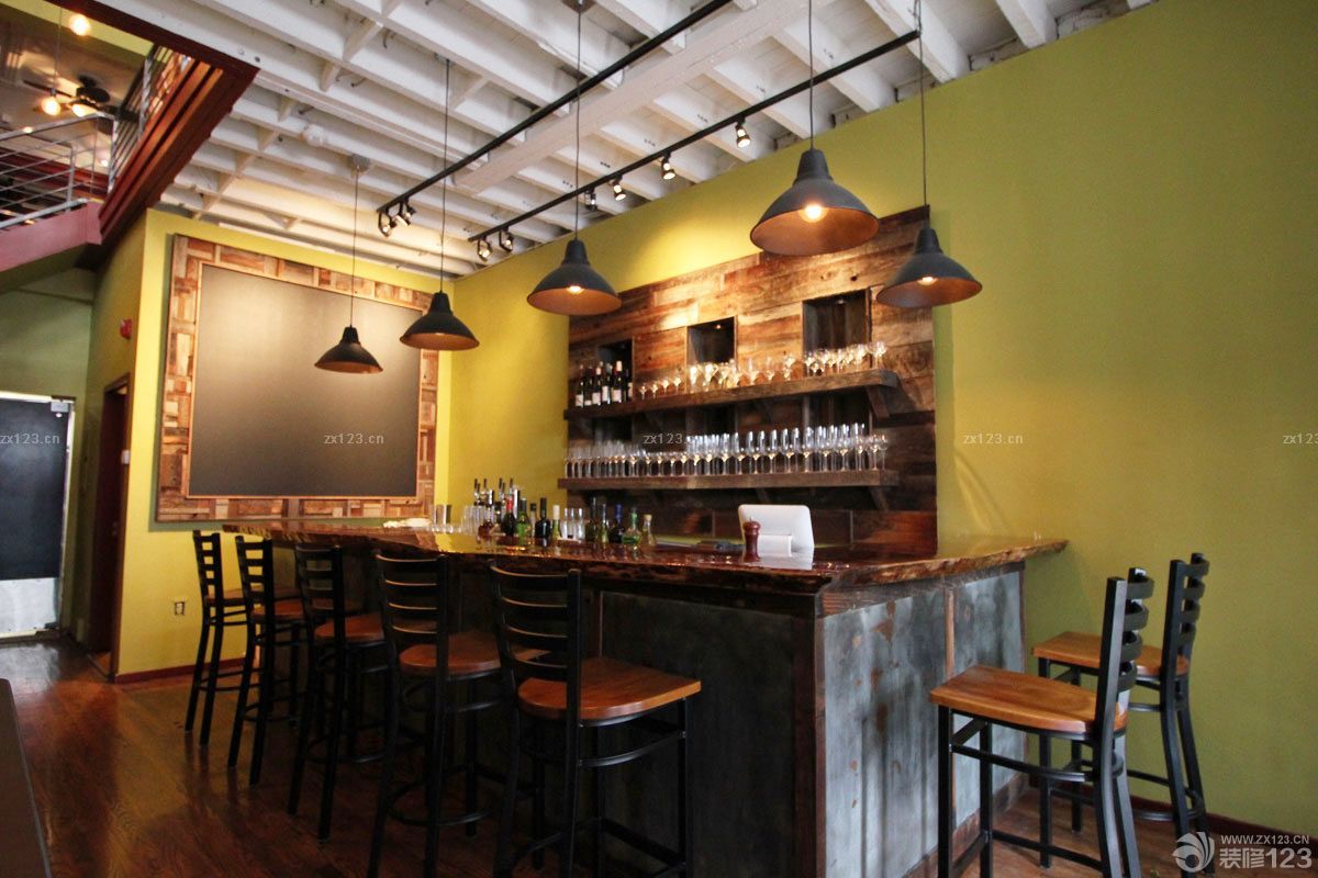 美式乡村酒吧绿色墙面装修效果图片