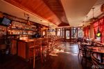 美式乡村酒吧深棕色地板装修效果图片