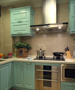 厨房绿色实木橱柜装修效果图片