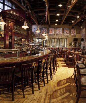 美式乡村酒吧浅黄色木地板装修效果图片