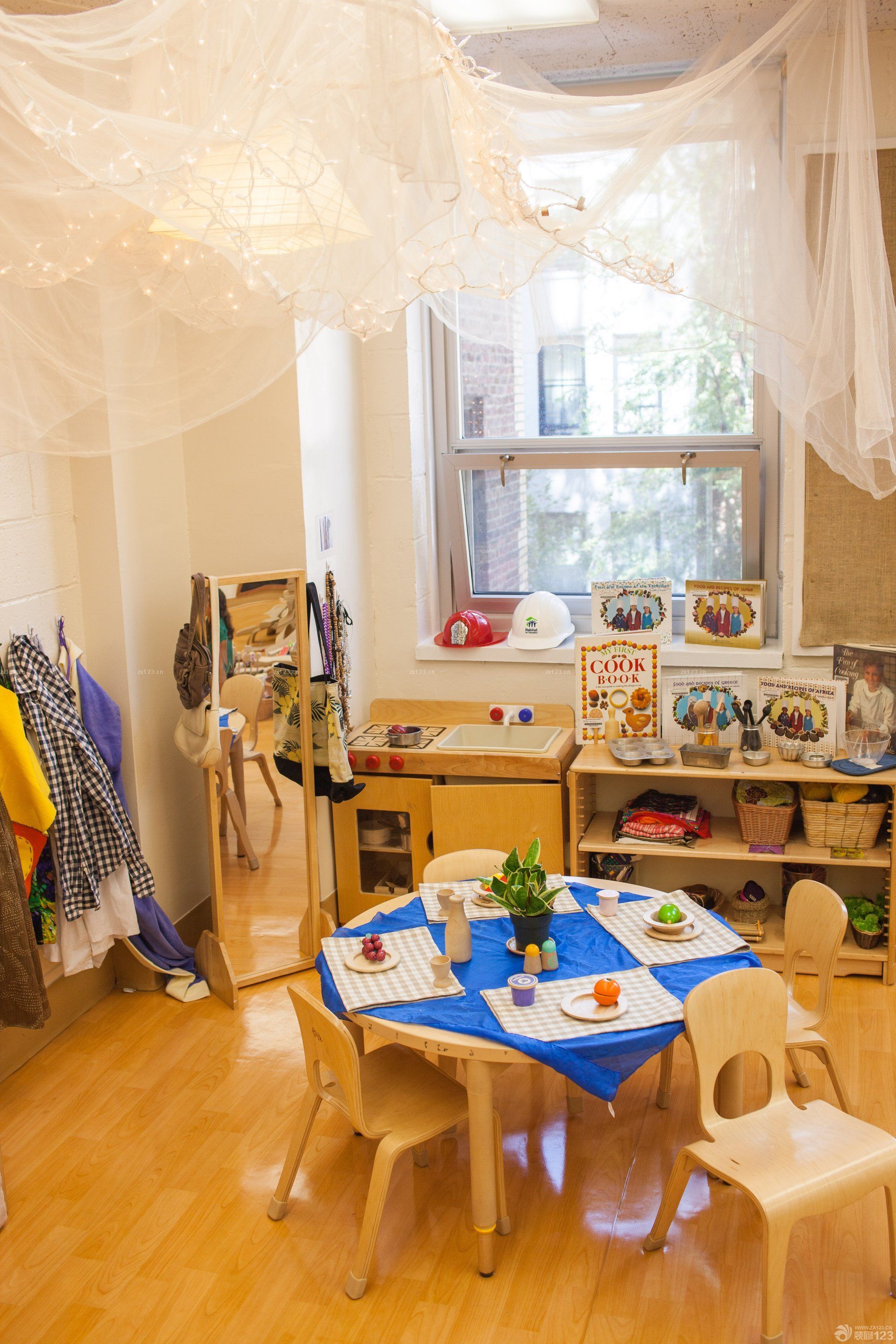 某小型幼儿园门窗装饰设计案例图片