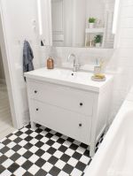 洗手间设计黑白相间地砖装修效果图片