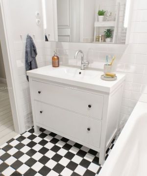 洗手间设计黑白相间地砖装修效果图片