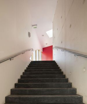 国外学校楼梯装饰设计图片