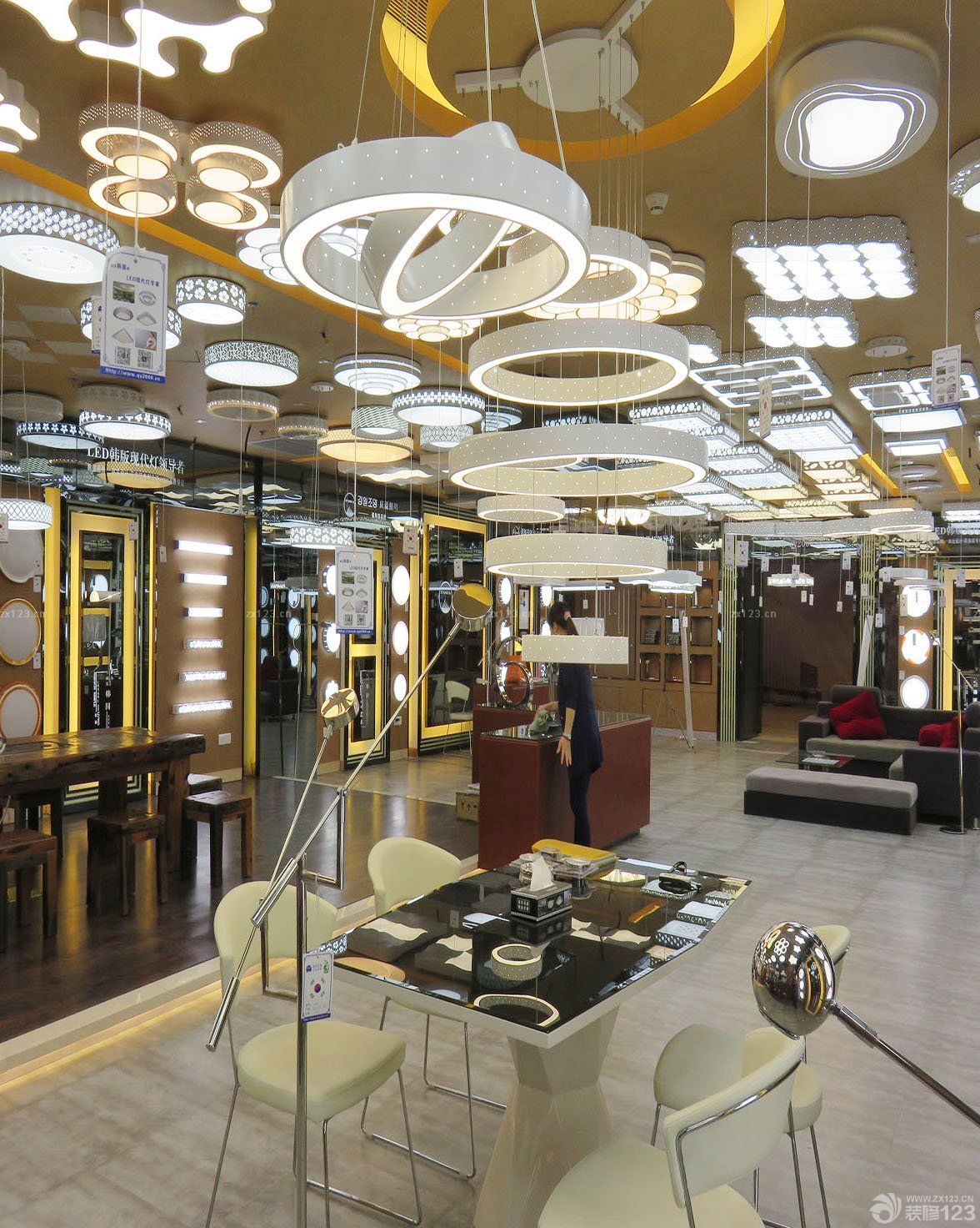 最新灯具店面设计装修图片