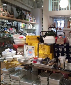 某小超市室内货架装修效果图片