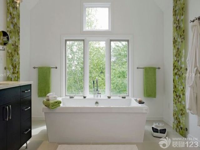 现代时尚卫浴白色浴缸装修效果图片