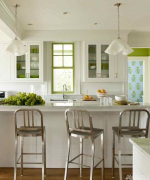 现代美式风格长方形厨房装修效果图
