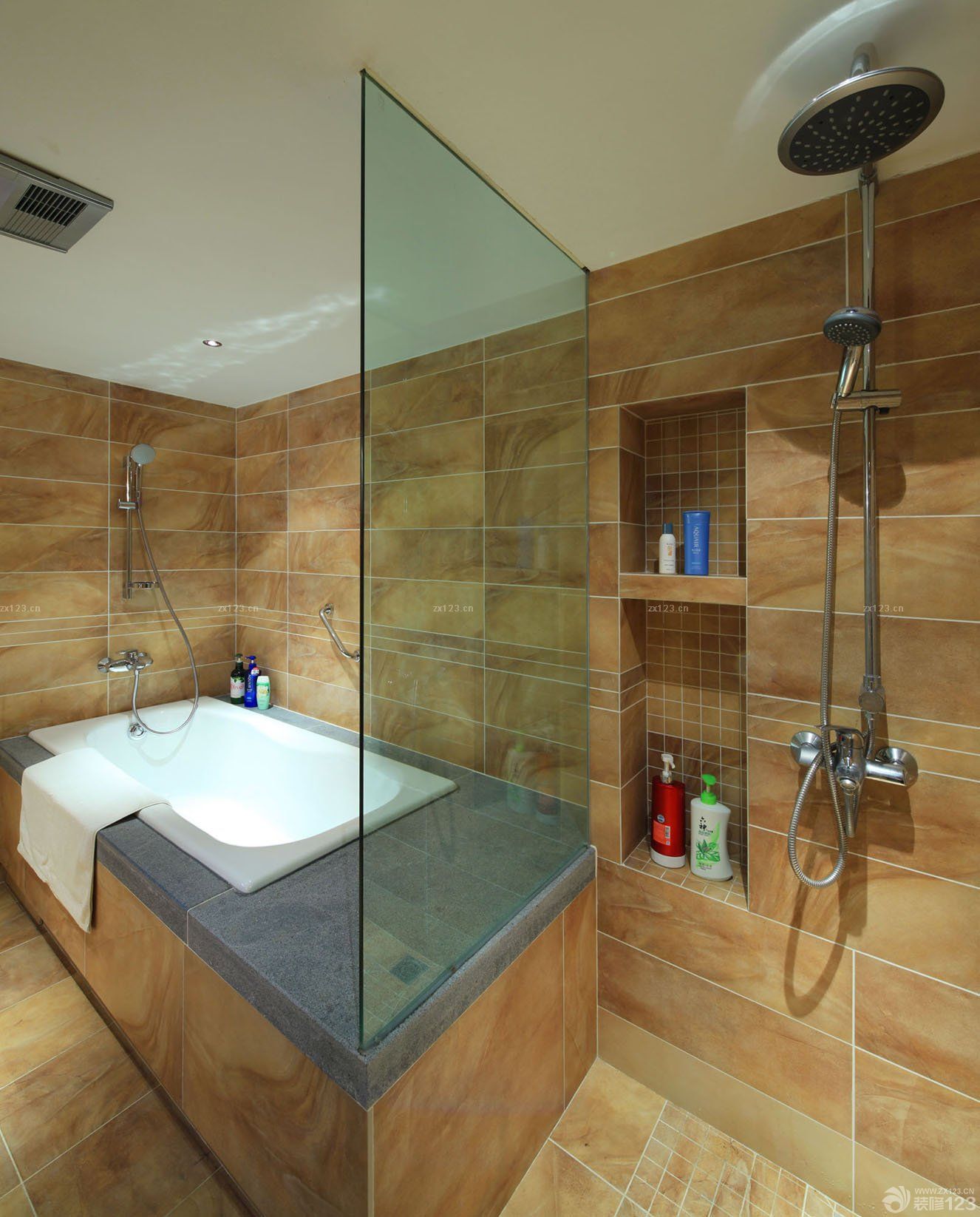 家装卫生间玻璃隔断墙图片