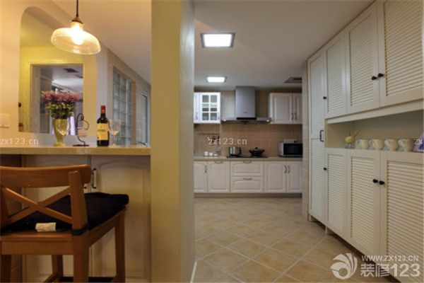 开放式厨房暖黄色地砖效果图片