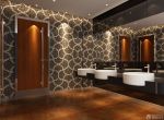 酒吧卫生间装修棕色门效果图片