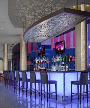 经典高凳紫色酒吧吧台装修效果图