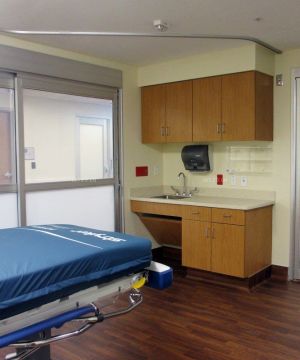 小型医院室内玻璃门装修设计效果图片