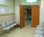 现代医院室内双开门装修效果图片