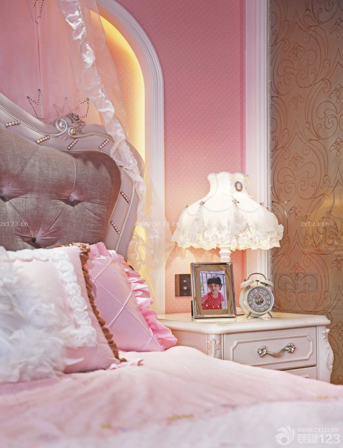 粉色儿童房床头柜装修效果图片