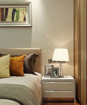 现代风格卧室台灯装修效果图片