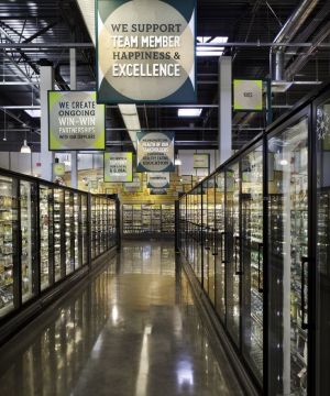 个性超市门店玻璃展示柜装修效果图