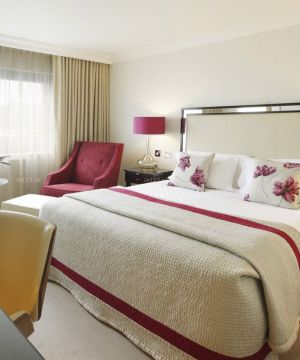 交换空间家装卧室双人床装修效果图片