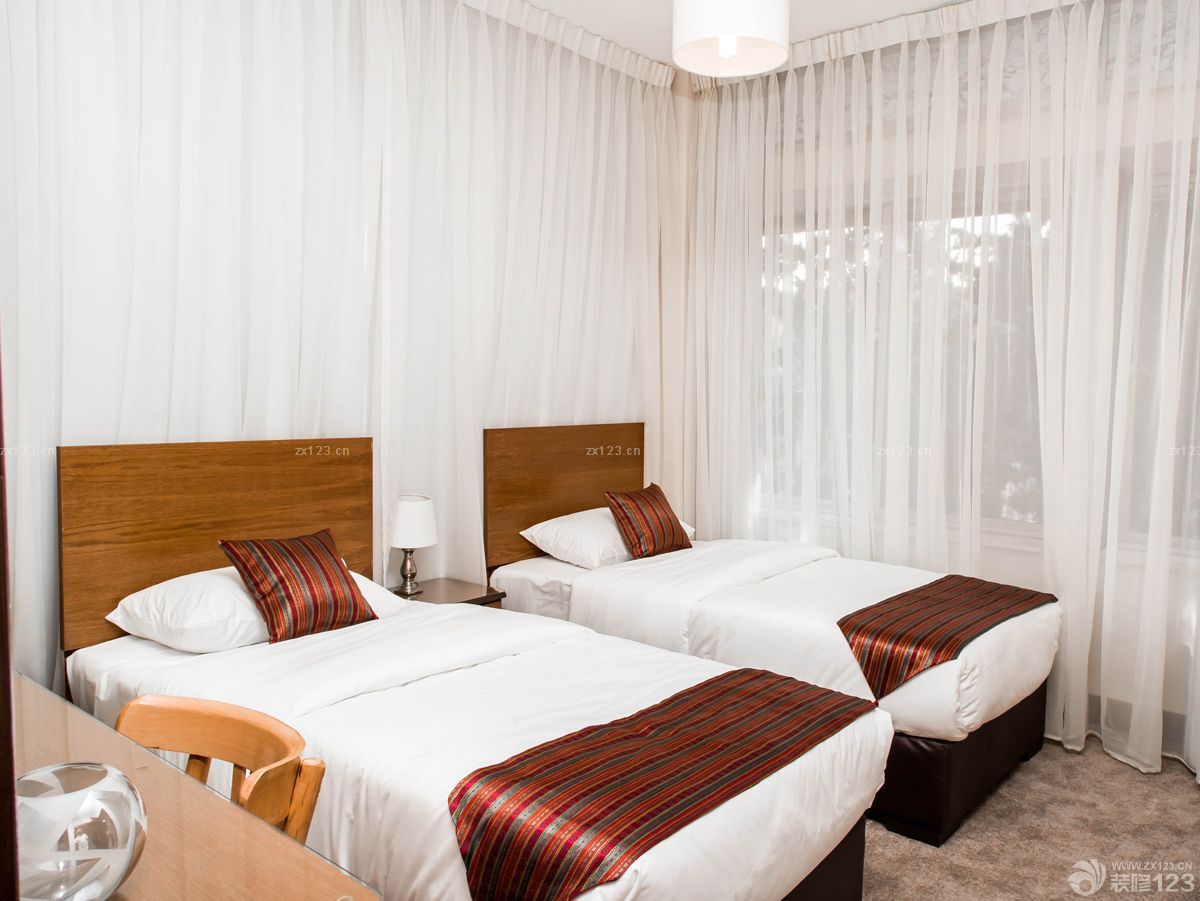 小型宾馆简单白色窗帘装修效果图片