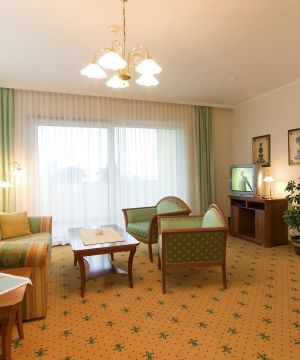 混搭客厅背景墙装修图