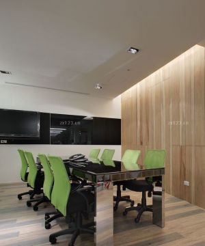 小型办公室装潢木质背景墙装修效果图片