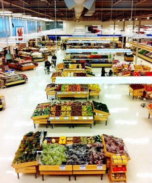 经典果蔬超市货架摆放装修效果图