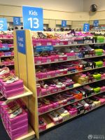 超市鞋柜木质隔断装修效果图