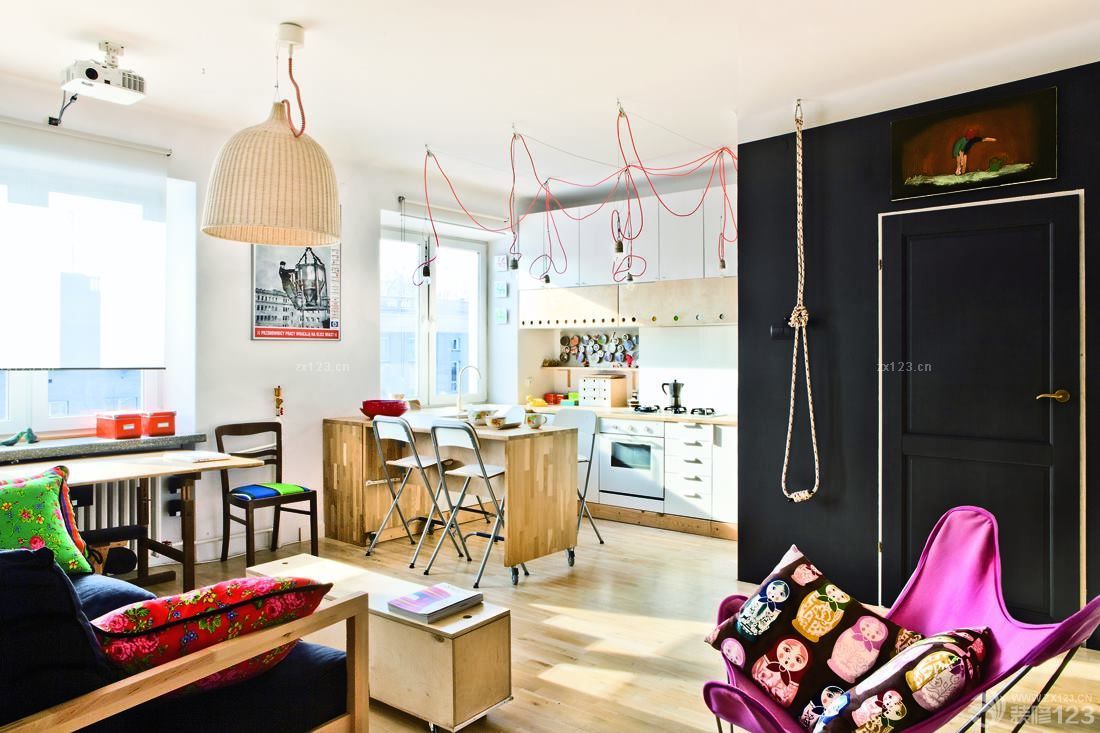 80平米两室一厅小户型黑色门装修效果图片